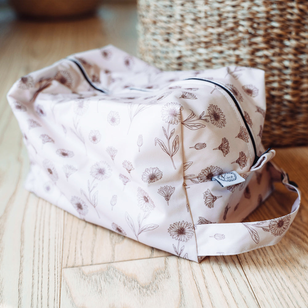 siebenKÄSEhoch - Wetbag (Nasstasche) Premium POD - aus 100 % recycelten und hochwertigen Materialien sind die perfekte Wahl für umweltbewusste Eltern.