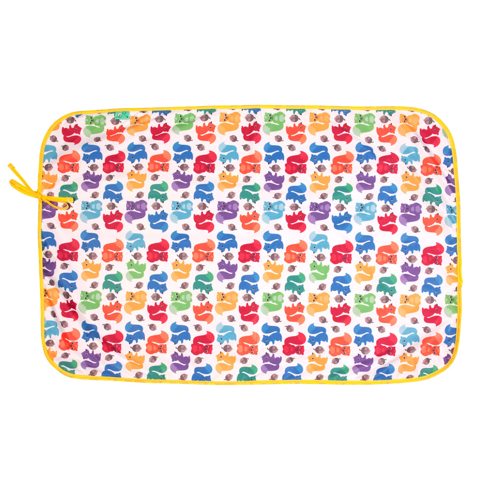 TotsBots - wasserdichte Wickelunterlage "Happy Mat" (72x47 cm)