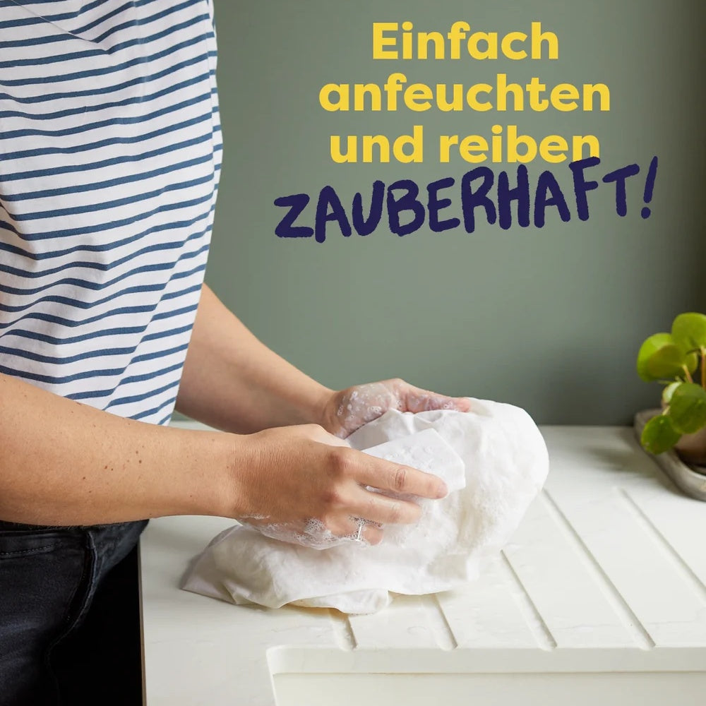 Anwendung der Fleckenseife: einfach anfeuchten und auf den Fleck reiben