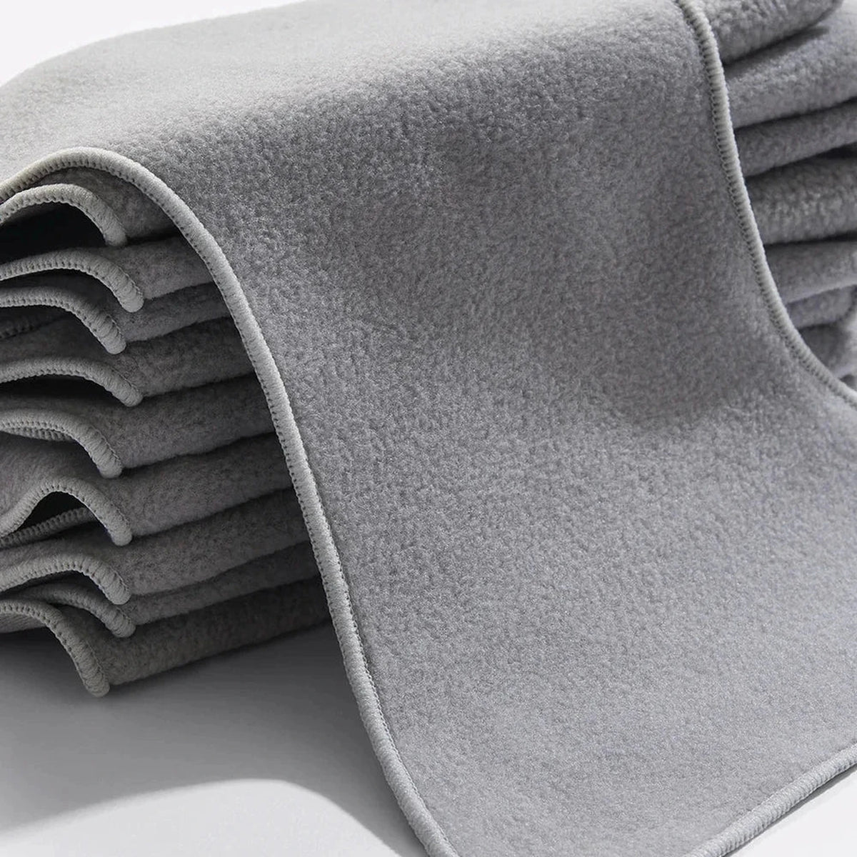 Stapel grauer Bambino Mio Fleece Liner
