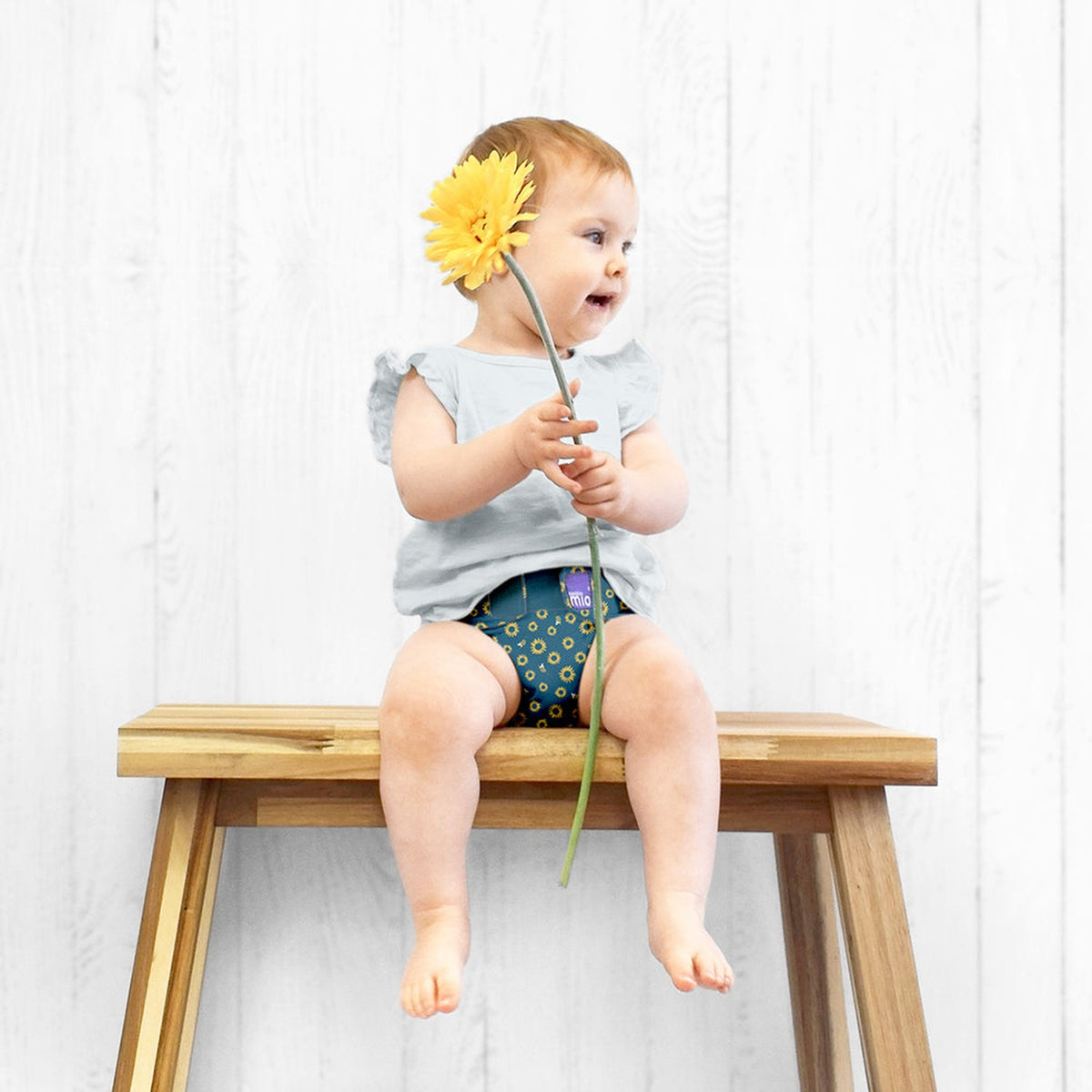 Kind mit Sonnenblume auf Hocker in Bambino Mio MioSolo Sunflower Power