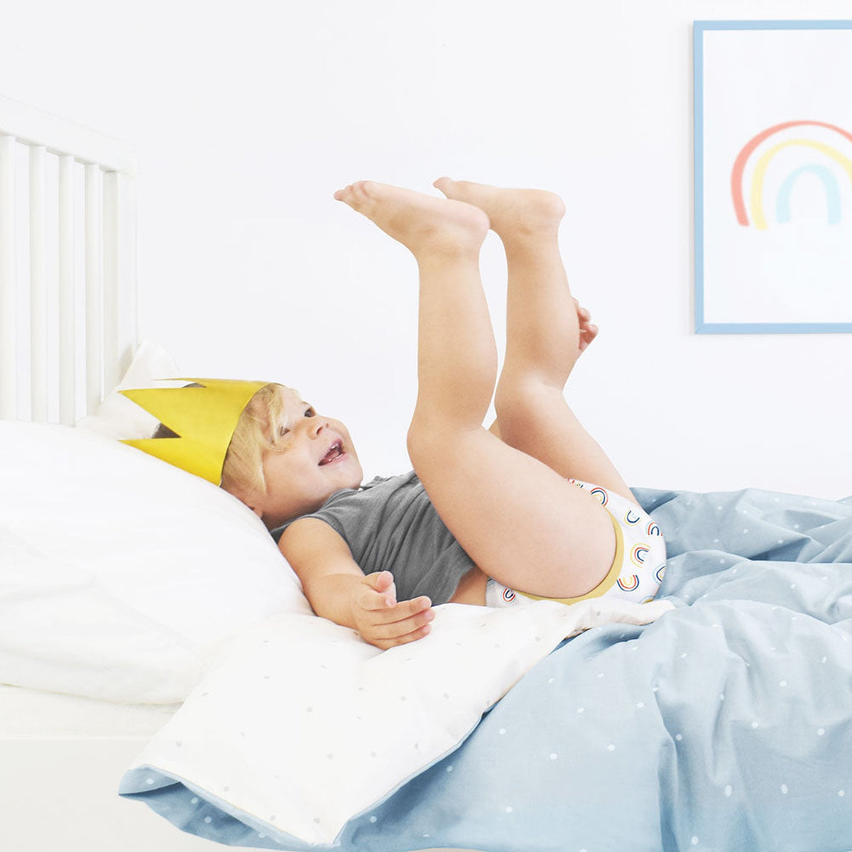 Kind im Bett mit Bambino Mio Trainer Rainbow Rays