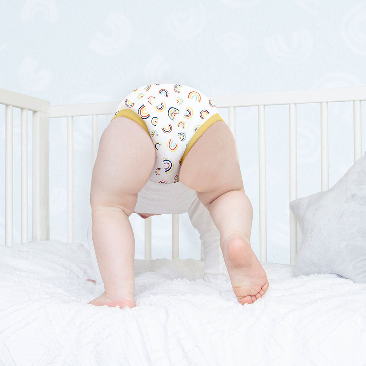 Kleinkind von hinten im Bambino Mio Trainer Rainbow Rays