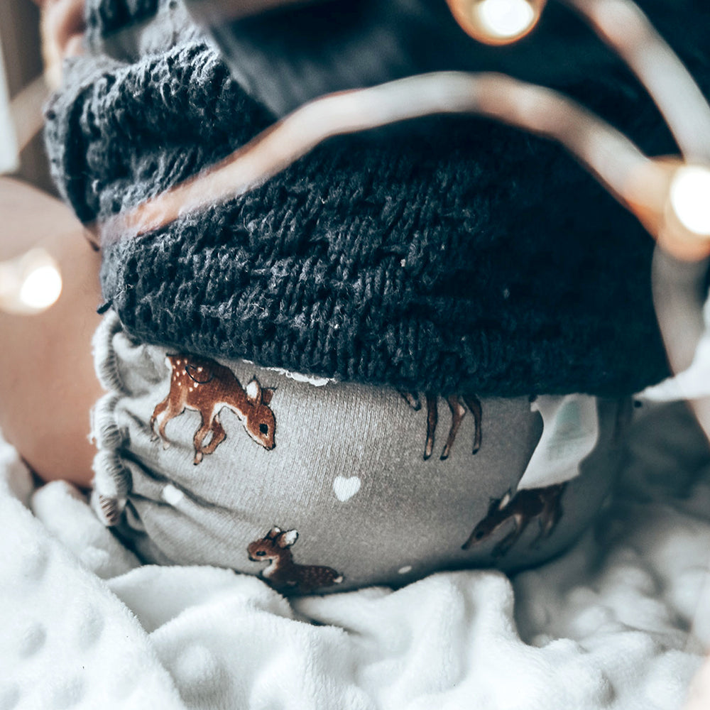 Anwendungsbeispiel: Baby mit Mütze in der Culla di Teby Höschenwindel im Design Sweetness