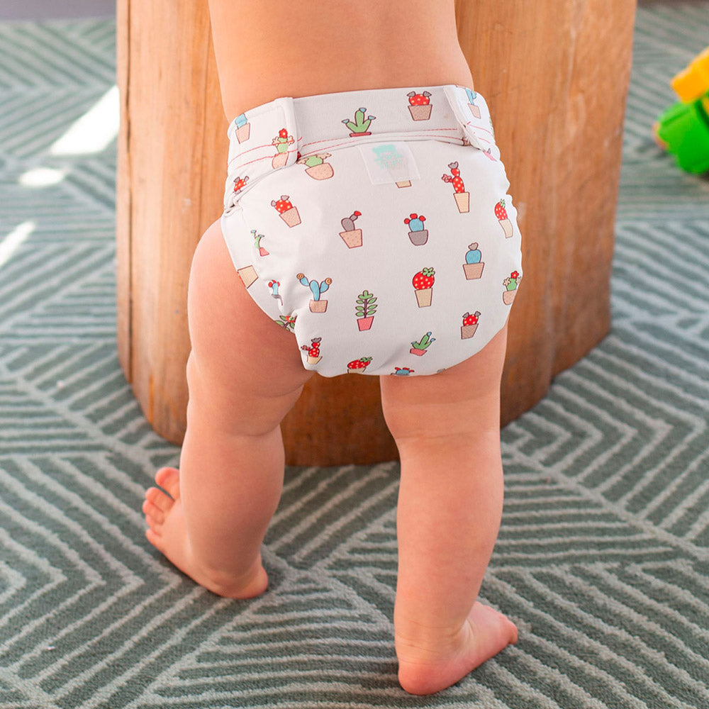 Kind trägt die Culla di Teby „Soft Touch“ Überhose und Schwimmwindel im Design Mexico