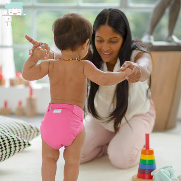Kind trägt die Culla di Teby „Soft Touch“ Überhose und Schwimmwindel im Design Rosa