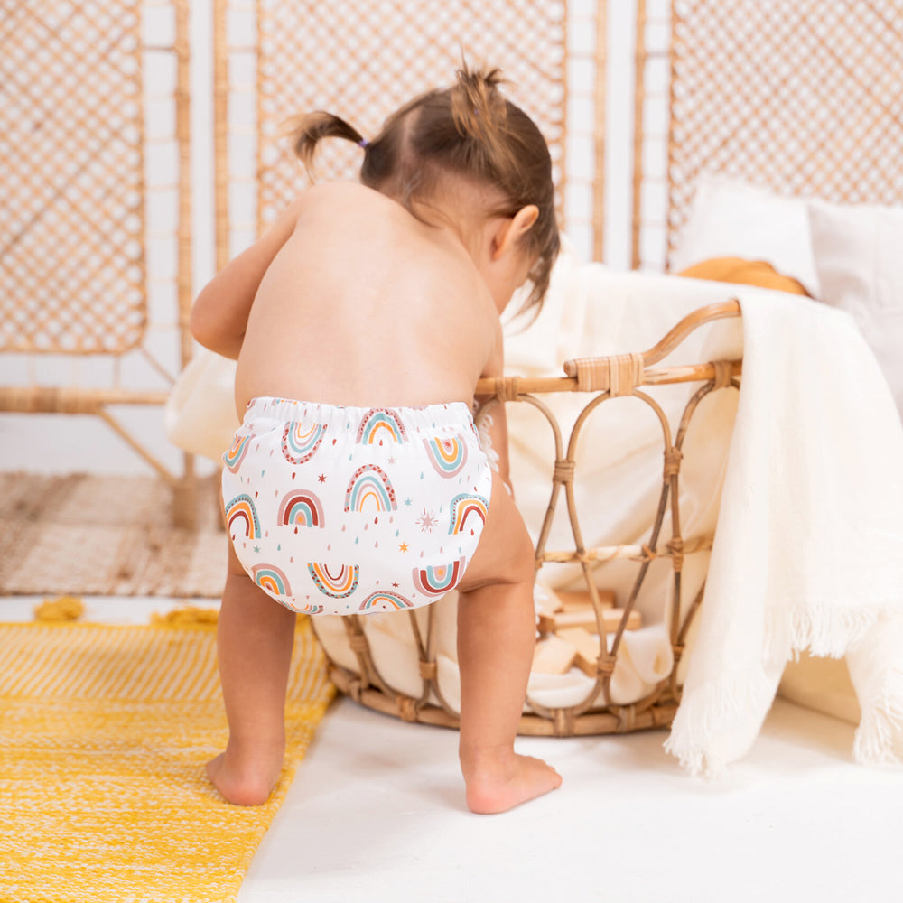 Kleinkind in der Doodush Überhose V2.0 mit Laschen im Design Boho Rainbow – weiteres Anwendungsfoto
