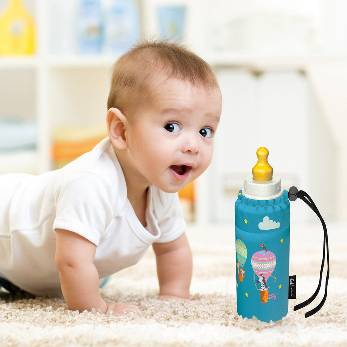 Anwendungsbeispiel: krabbelndes Baby mit der Emil Babyflasche im Design Ballons