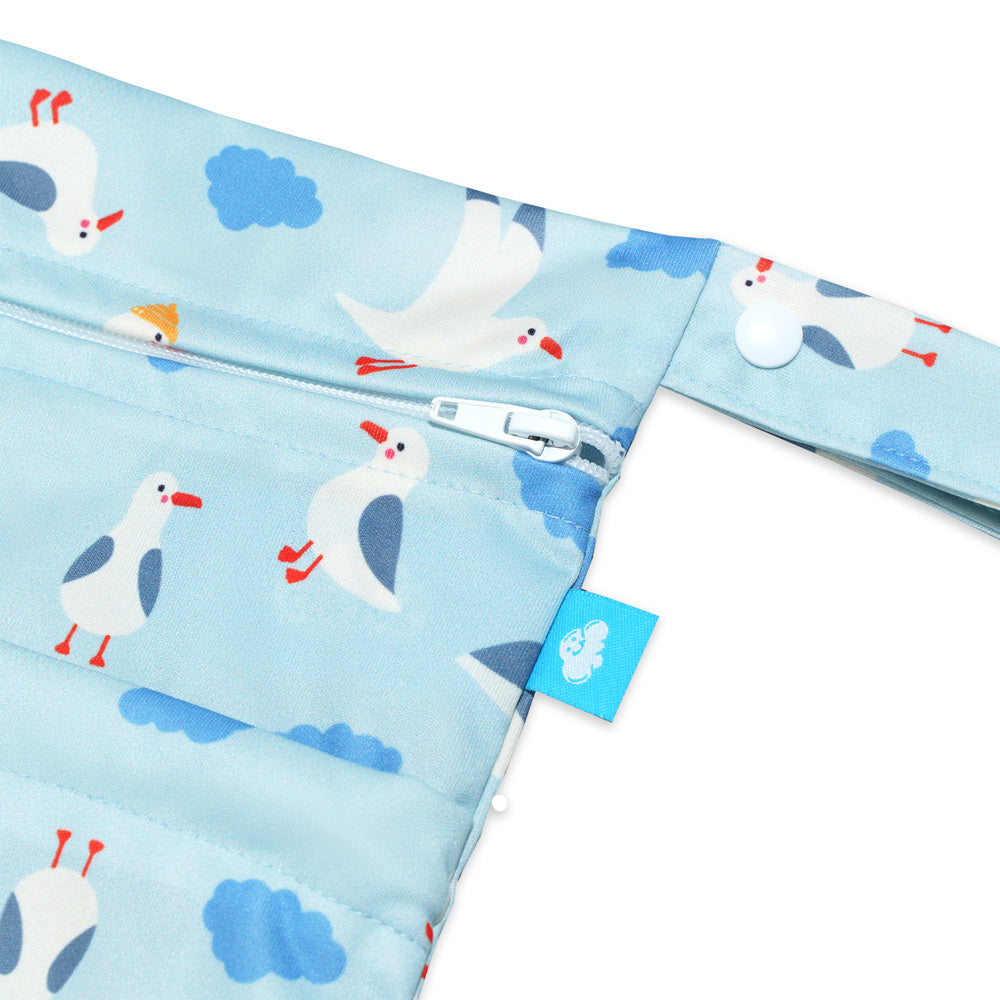 Nahaufnahme der Little Clouds Wet & Drybag Größe L im Design Möwen: wasserdichter Reißverschluss und Druckknopf-Schlaufe