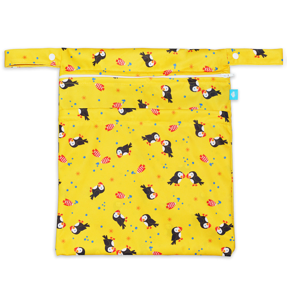 Little Clouds Wet & Drybag Größe M im Design Papageientaucher von vorn mit Henkel und zwei Reißverschlussfächern