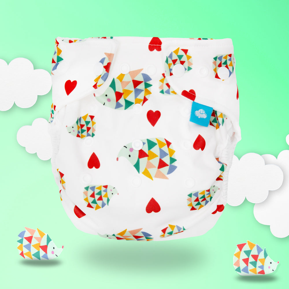 Little Clouds Prefold-Überhose aus PUL im Design Igel auf mintgrünem Hintergrund mit Wolken