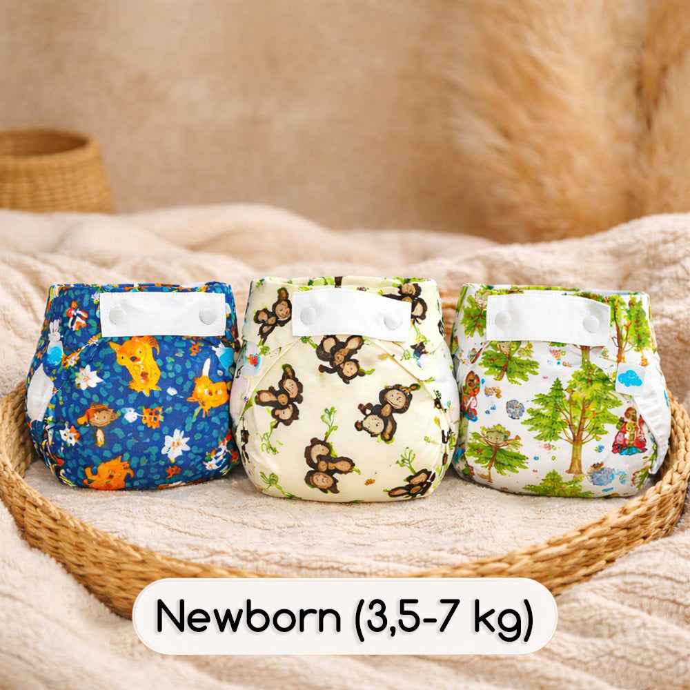 Drei Little Clouds SuperCloud AIO-Windeln in Newborn-Größe (3,5–7 kg) in einem geflochtenen Korb