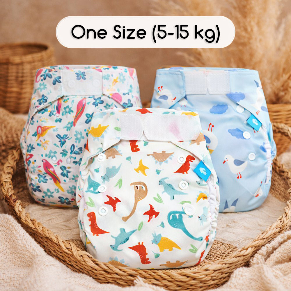 Drei Little Clouds SuperCloud AIO-Windeln in One Size (5–15 kg) in einem geflochtenen Korb