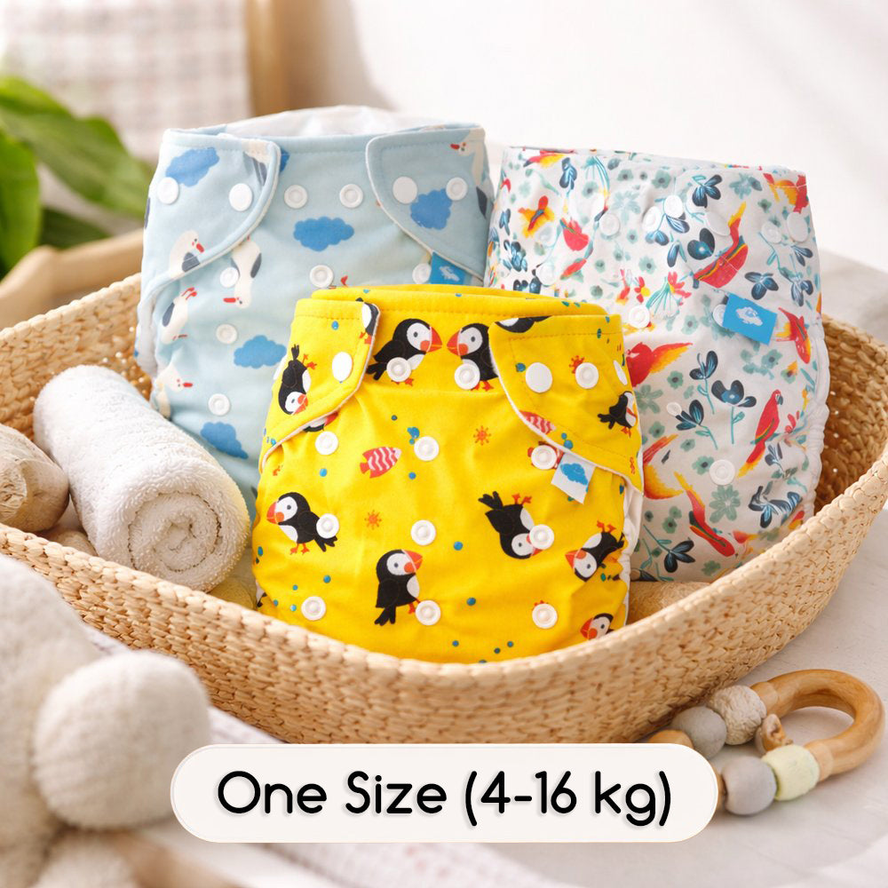 Drei Little Clouds Überhosen in One Size (4–16 kg) in einem geflochtenen Korb