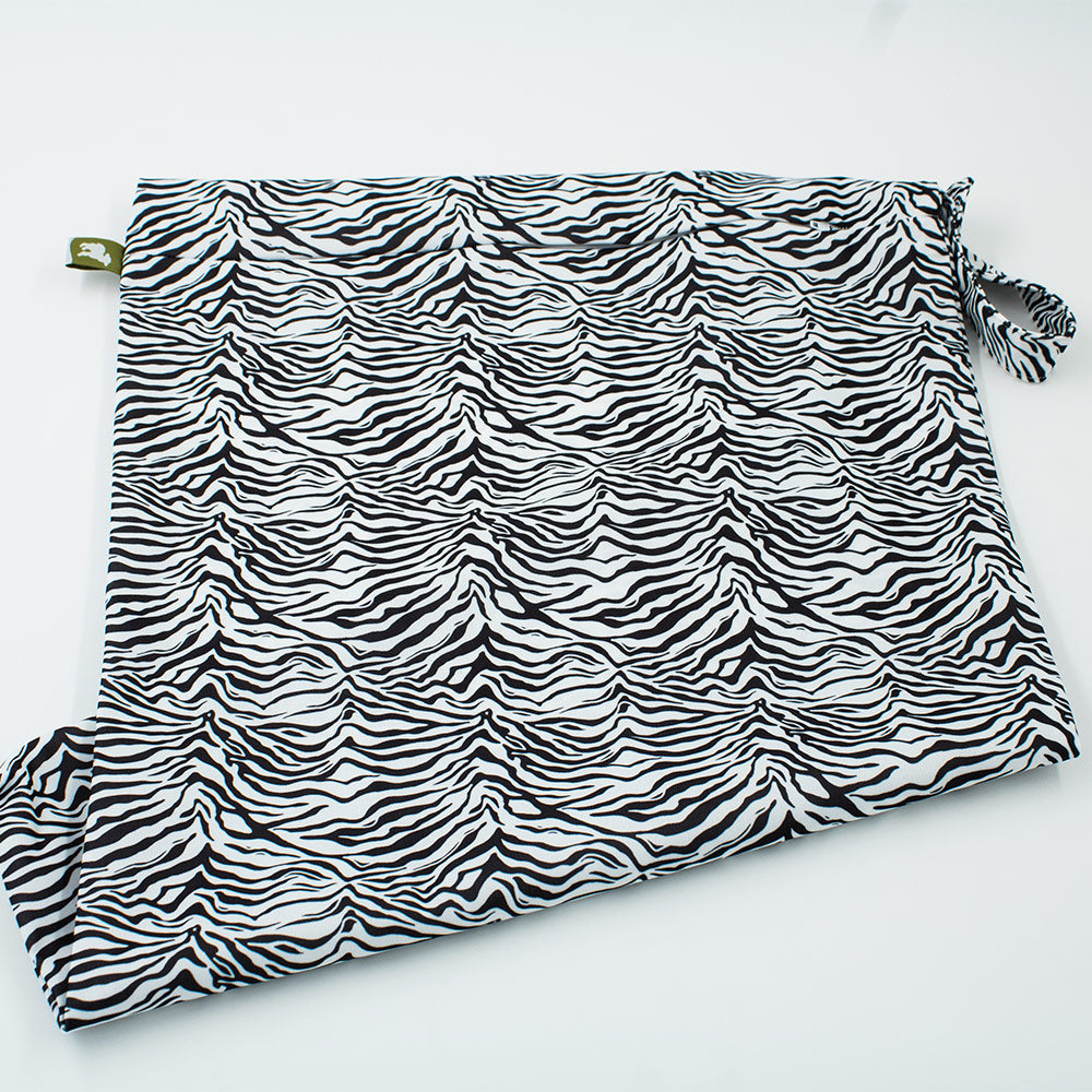 Little Lamb Hanging Nappy Pail XL im Design Total Stripe Out (Zebrafell-Muster), liegend mit Schlaufe