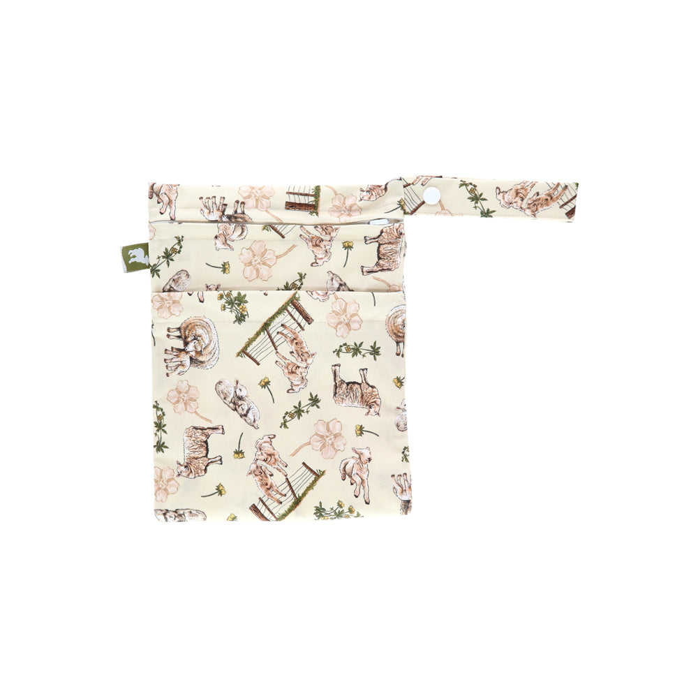 Little Lamb Nasstasche Größe S im Design Loving Ewe mit Schäfchen auf Creme, von vorn mit Trockenfach und Schlaufe