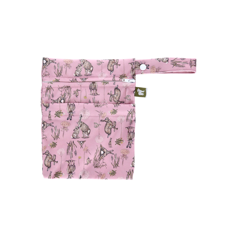 Little Lamb Nasstasche Größe S im Design Moon Gazer mit Hasen auf Rosa, von vorn mit Trockenfach und Schlaufe