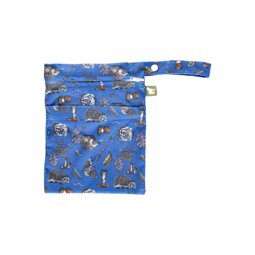 Little Lamb Nasstasche Größe S im Design Truffle Shuffle mit Igeln auf Blau, von vorn mit Trockenfach und Schlaufe