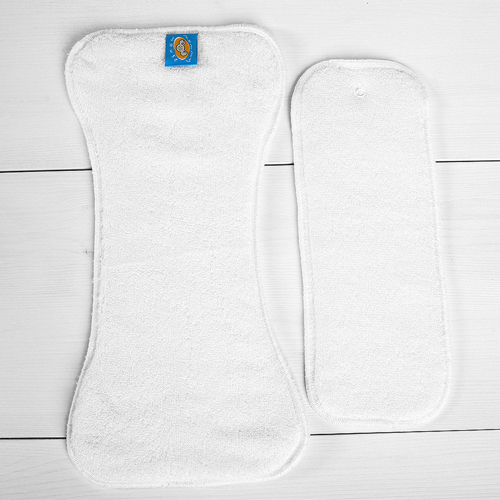 Mommy Mouse SIO-Air Saugeinlage und Booster nebeneinander auf Holzuntergrund