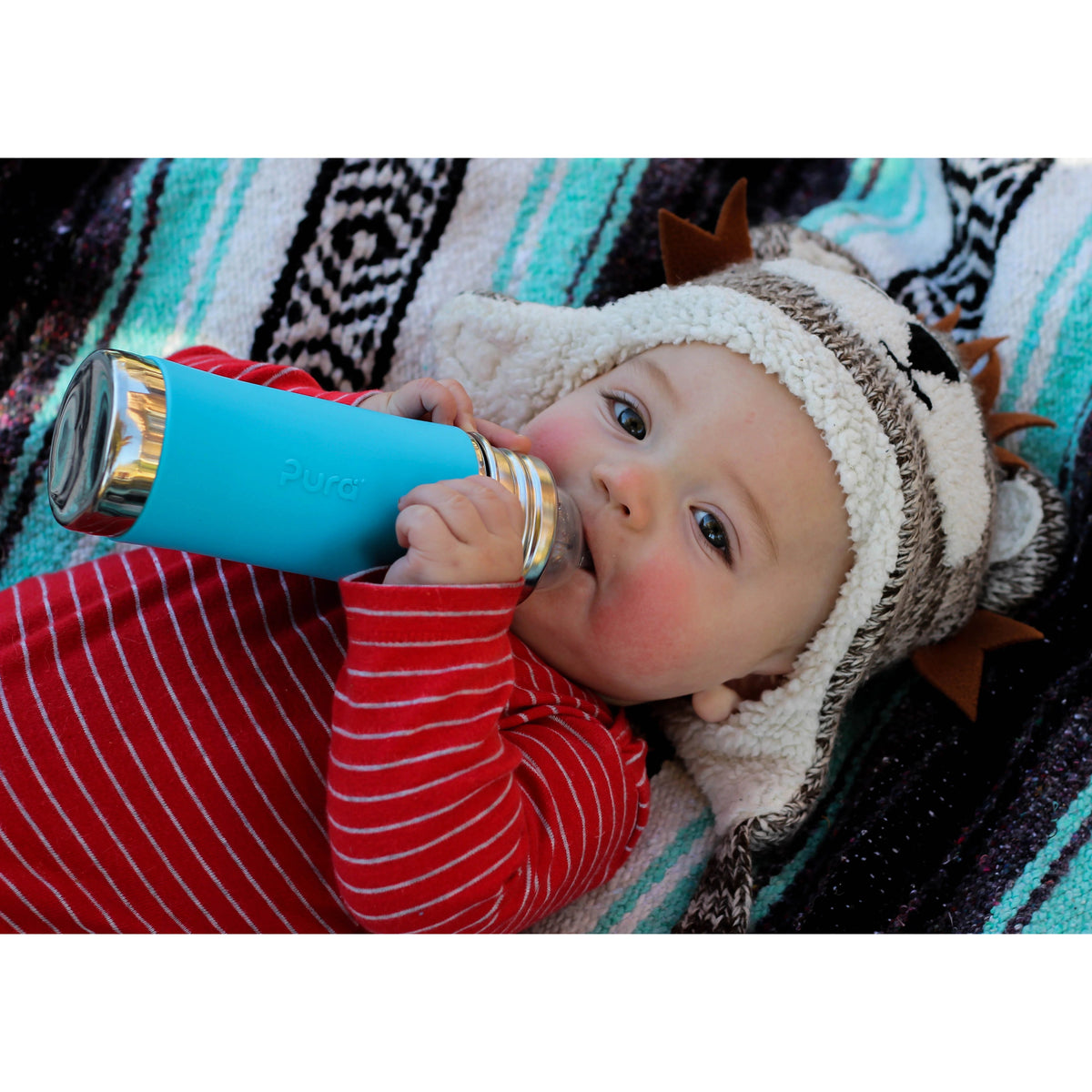 Anwendungsbeispiel: Pura Kiki Edelstahl-Trinkflasche 325 ml mit Weithalssauger – Baby trinkt aus der Flasche