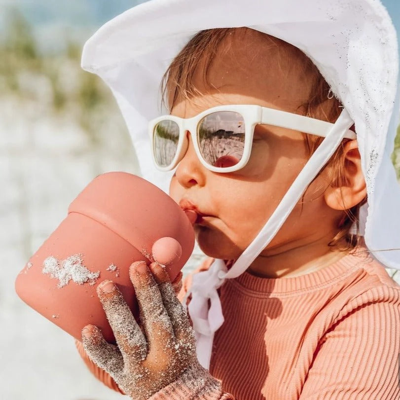 Anwendungsbeispiel: Pura My-My Trinklernbecher 150 ml aus Silikon – Kind trinkt aus dem Becher