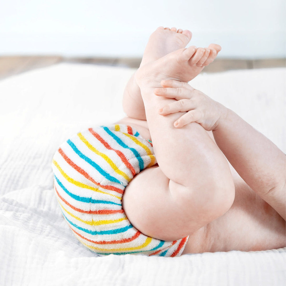 Anwendungsbeispiel: TotsBots Bamboozle Stretch Höschenwindel Newborn (2–8 kg) aus Bambusviskose im Design Stripee