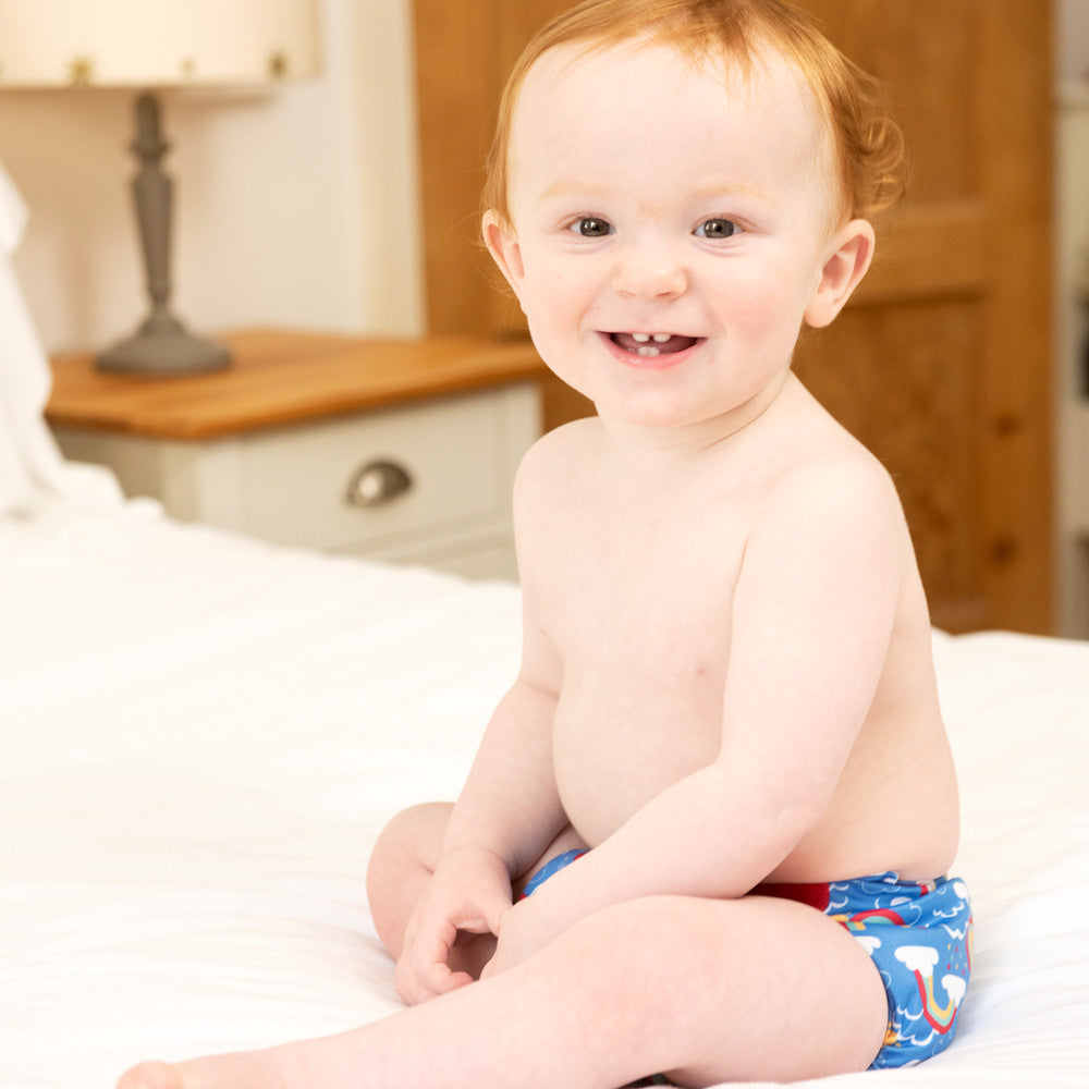 Anwendungsbeispiel: TotsBots Bamboozle Wrap (PeeNut V2.0) Überhose Newborn (2,5–8 kg) im Design Rainbow Skies – Ansicht 2