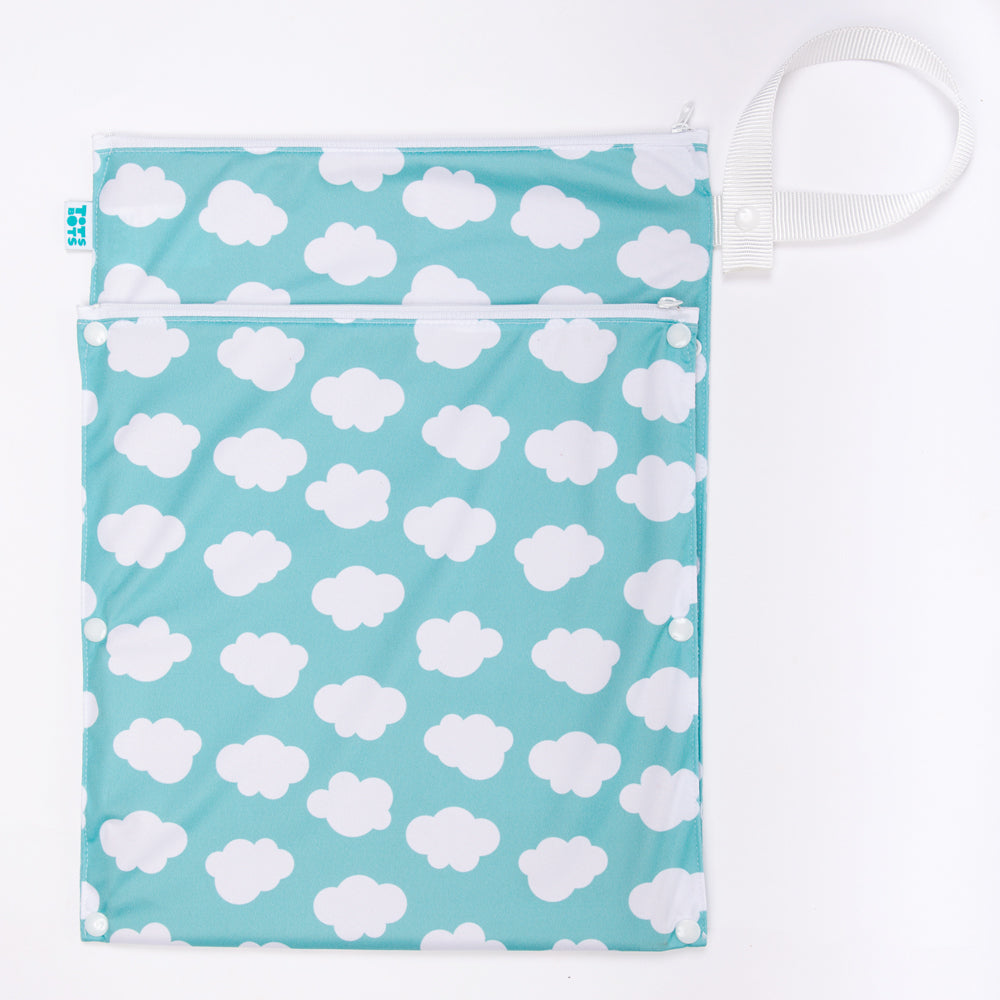 TotsBots doppelter Wetbag mit Trockenfach (Wet & Dry Bag, 38 × 30 cm) im Design Fluffy Cloud – Ansicht 2