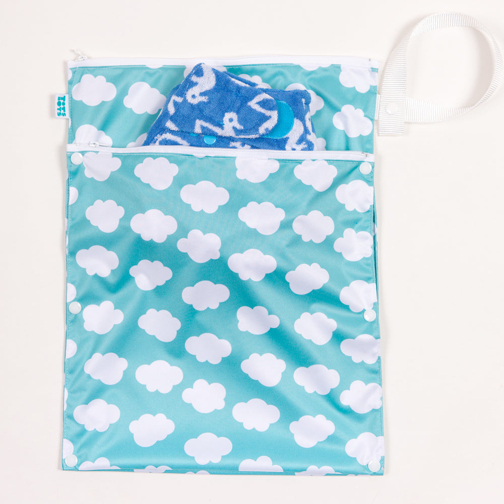 TotsBots doppelter Wetbag mit Trockenfach (Wet & Dry Bag, 38 × 30 cm) im Design Fluffy Cloud – Ansicht 4