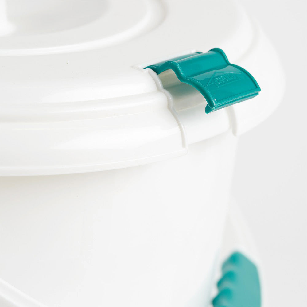 TotsBots Windeleimer mit Schnappverschluss (16 Liter) – Ansicht 2