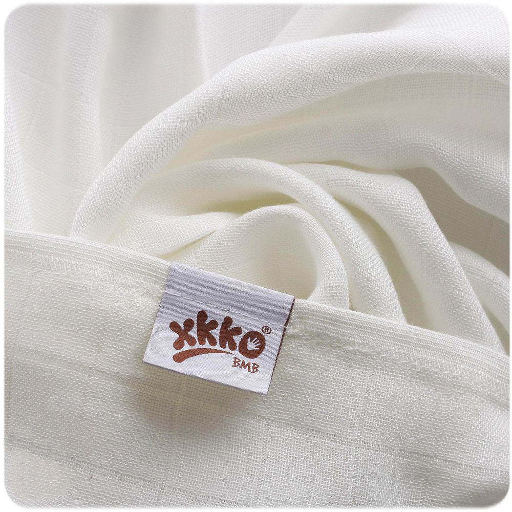Nahaufnahme des naturweißen XKKO BMB Bambusmusselins mit Logo-Etikett