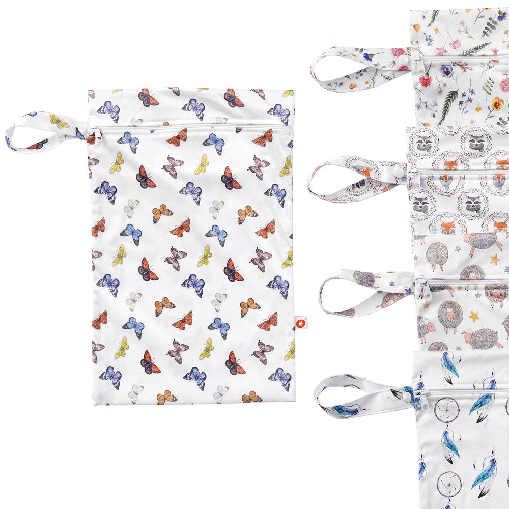 XKKO Wetbags Größe M 30 x 45 cm in mehreren Designs mit Druckknopf-Schlaufe nebeneinander