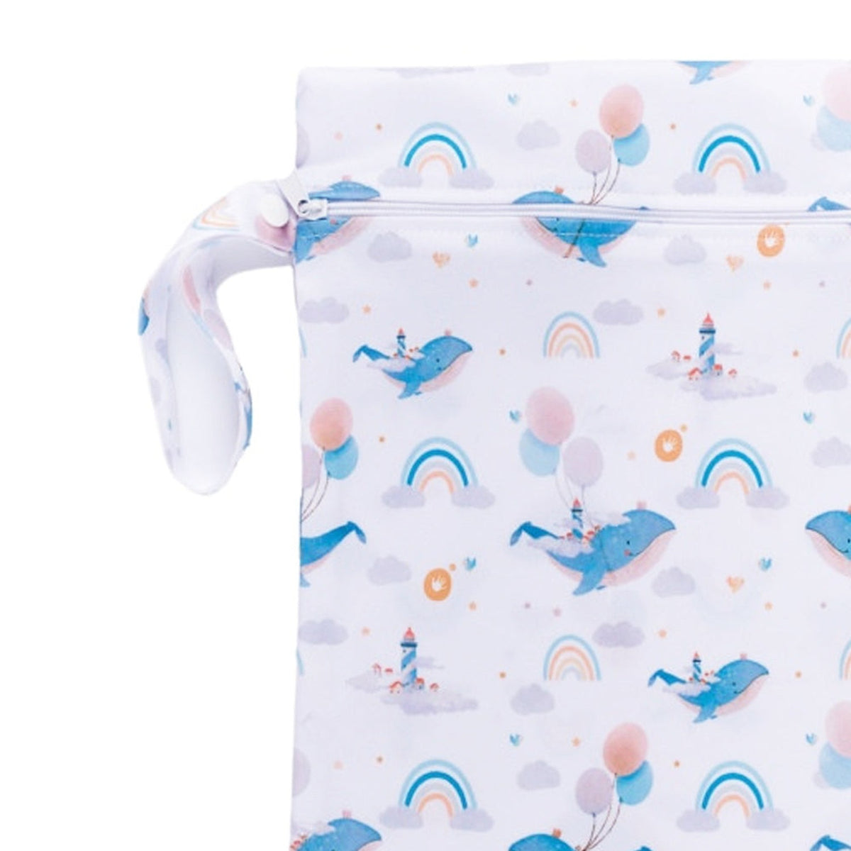 XKKO Wetbag M im Design Himmels Wal mit geöffneter Druckknopf-Schlaufe zum Aufhängen