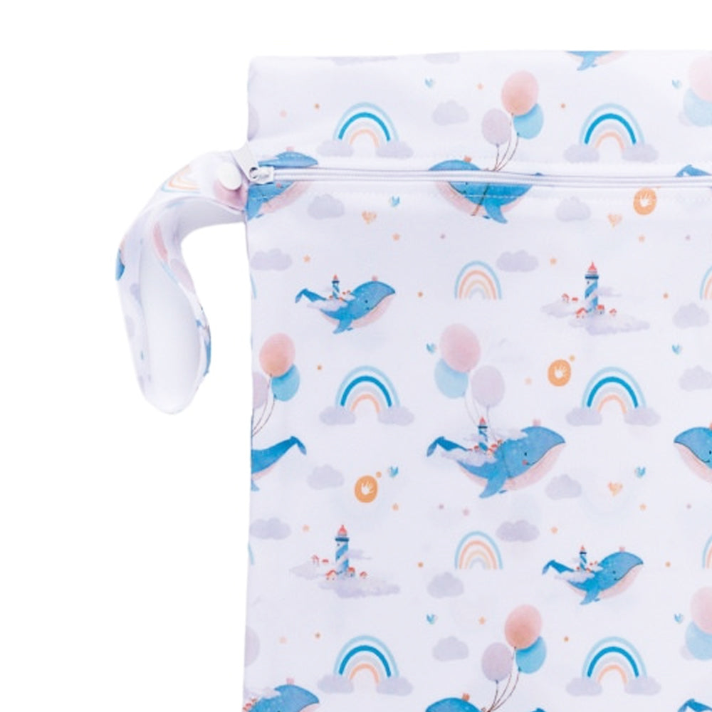 XKKO Wetbag M im Design Himmels Wal mit geöffneter Druckknopf-Schlaufe zum Aufhängen