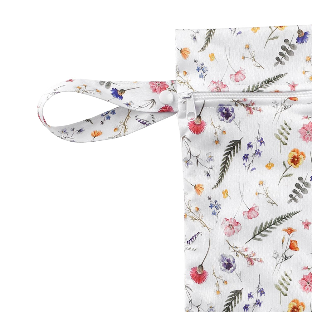 XKKO Wetbag M im Design Sommerwiese mit geöffneter Druckknopf-Schlaufe zum Aufhängen