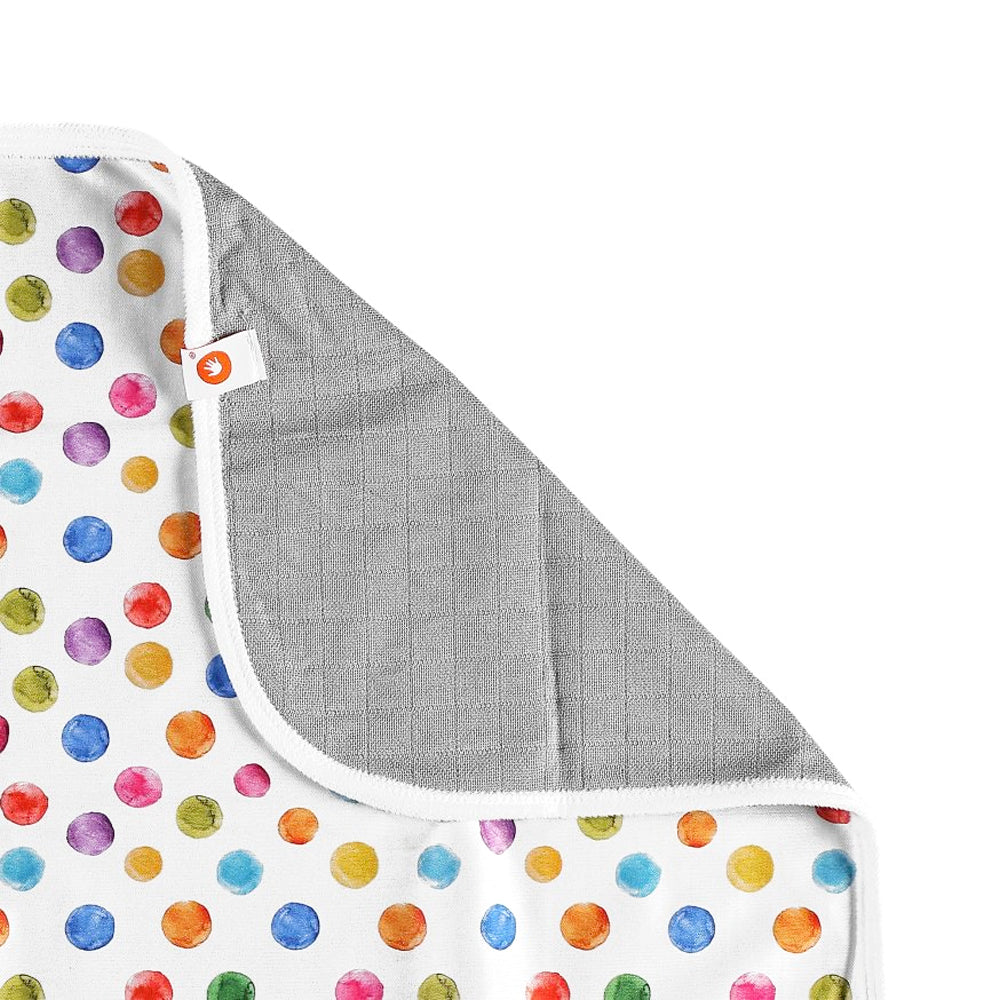 Waschbare XKKO Wickelunterlage im Design Aquarell Tupfen, Ecke in Nahaufnahme mit grauer wasserdichter Unterseite
