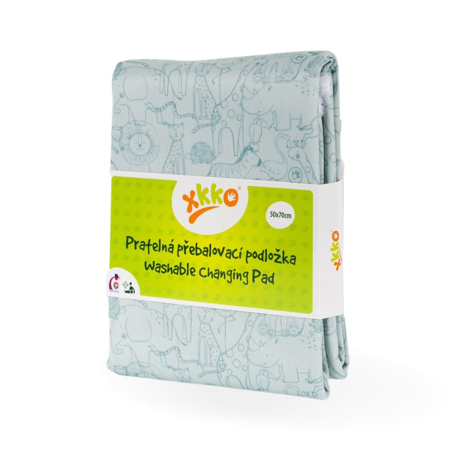 Waschbare XKKO Wickelunterlage im Design Safari Granite Green in der Originalverpackung
