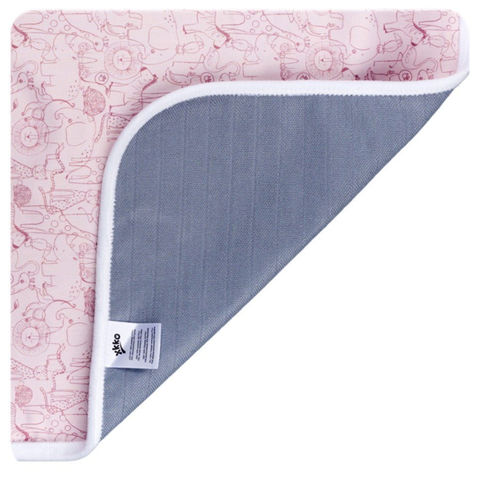 Waschbare XKKO Wickelunterlage im Design Safari Mesa Rose, Ecke in Nahaufnahme mit grauer wasserdichter Unterseite