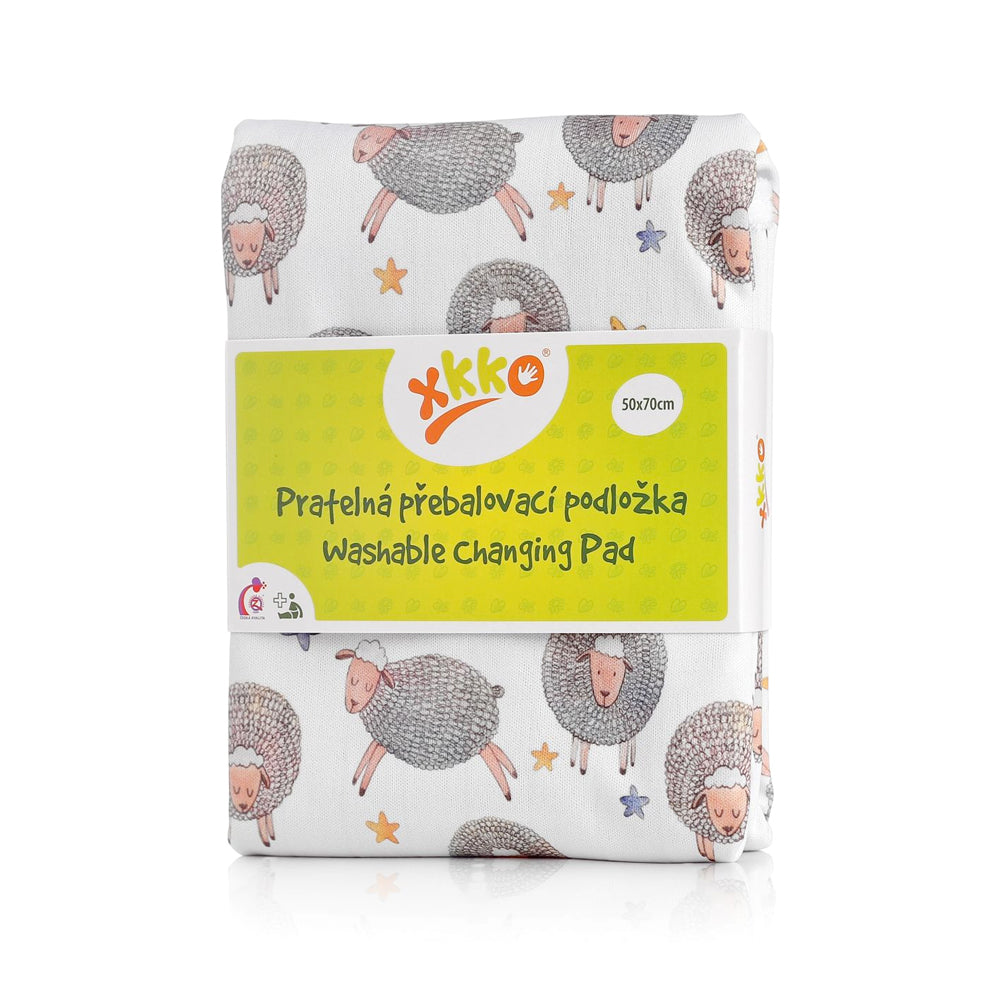 Waschbare XKKO Wickelunterlage im Design Verträumte Schafe in der Originalverpackung