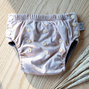 siebenKÄSEhoch Premium Trainer (SideSnap) OneSize 4-16 kg - aus 100% recycelten und hochwertigen Materialien sind die perfekte Wahl für umweltbewusste Eltern, die nach einer nachhaltigen und einfach zu pflegenden Stoffwindel suchen.