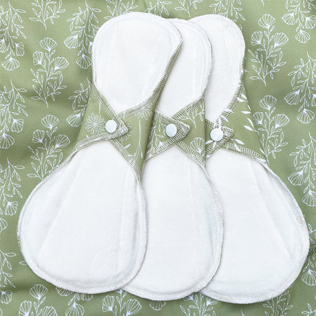 Blümchen - auslaufsichere Slip-Einlage (Menstruations-Binde) - Floral (Grün) Hanf-Bambus - 3 Stück
