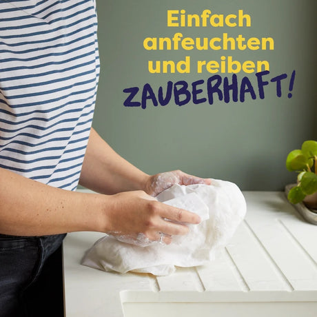 Anwendung der Fleckenseife: einfach anfeuchten und auf den Fleck reiben
