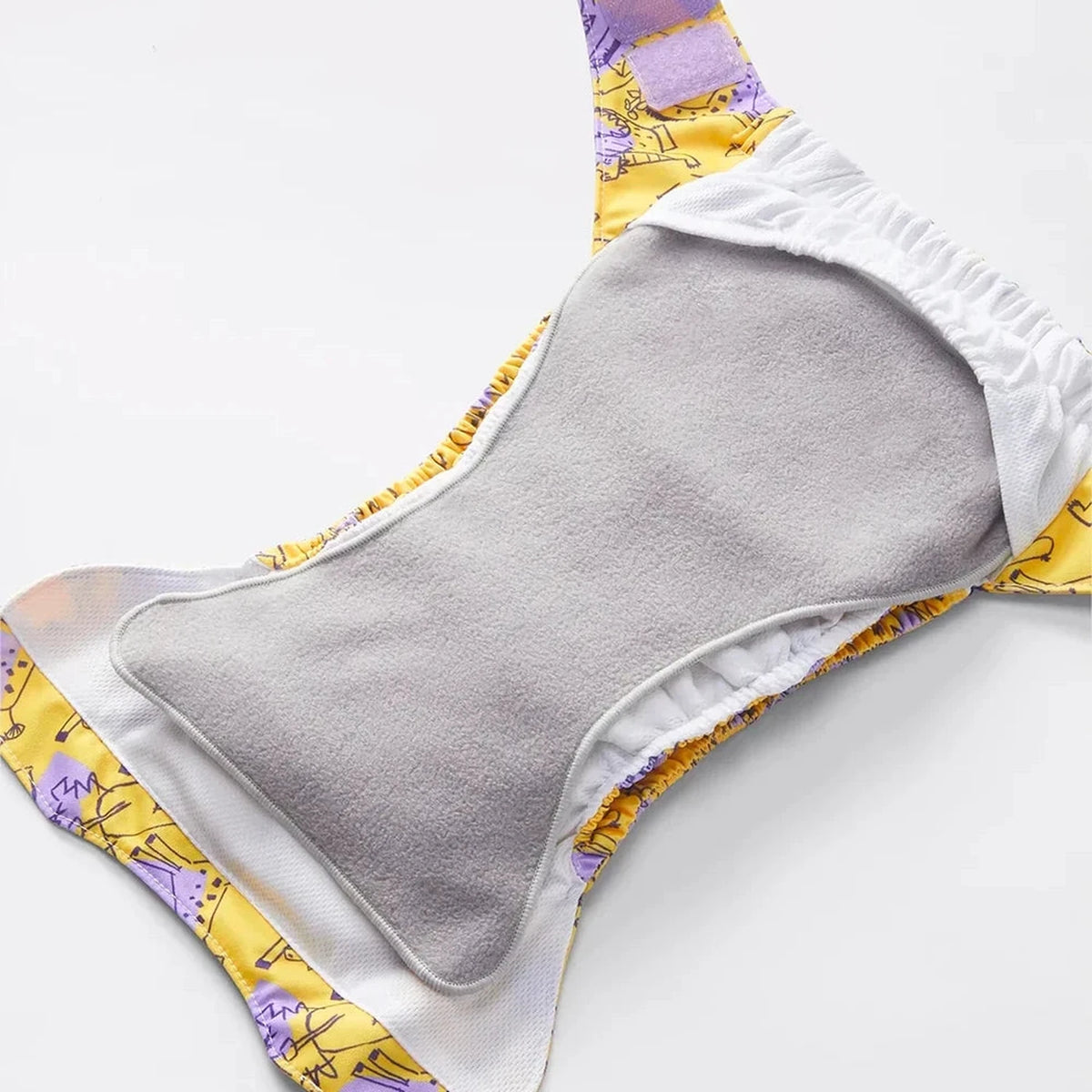 Bambino Mio Fleece Liner in einer Revolutionary Stoffwindel eingelegt