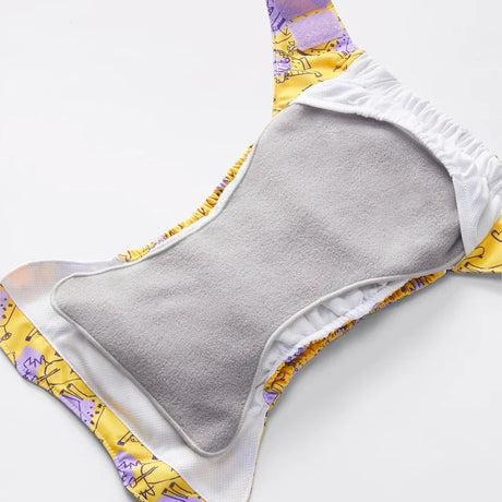 Bambino Mio Fleece Liner in einer Revolutionary Stoffwindel eingelegt