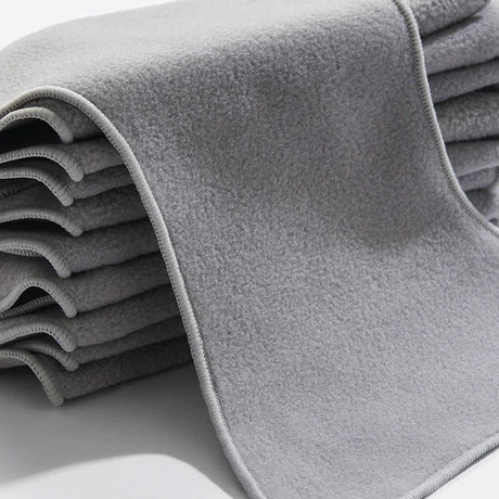 Stapel grauer Bambino Mio Fleece Liner