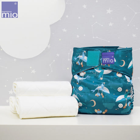 Weiße Bambino Mio MioBoost Booster neben einer MioSolo Stoffwindel