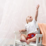 Baby auf einem Stuhl mit Bambino Mio Überhose, Anwendungsbeispiel