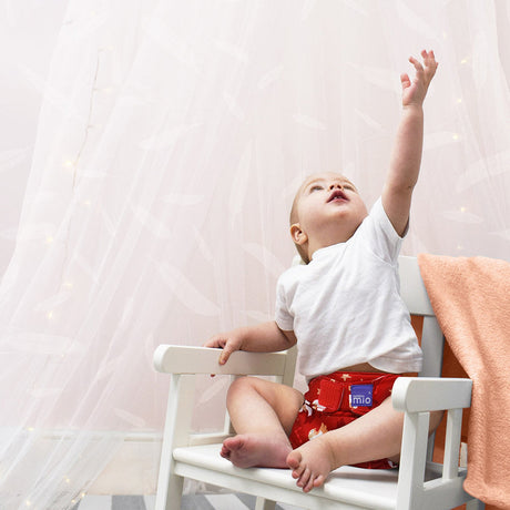 Baby auf einem Stuhl mit Bambino Mio Überhose, Anwendungsbeispiel