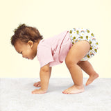 Krabbelndes Kind in einer Bambino Mio Windel im Design Dalmatian Dots