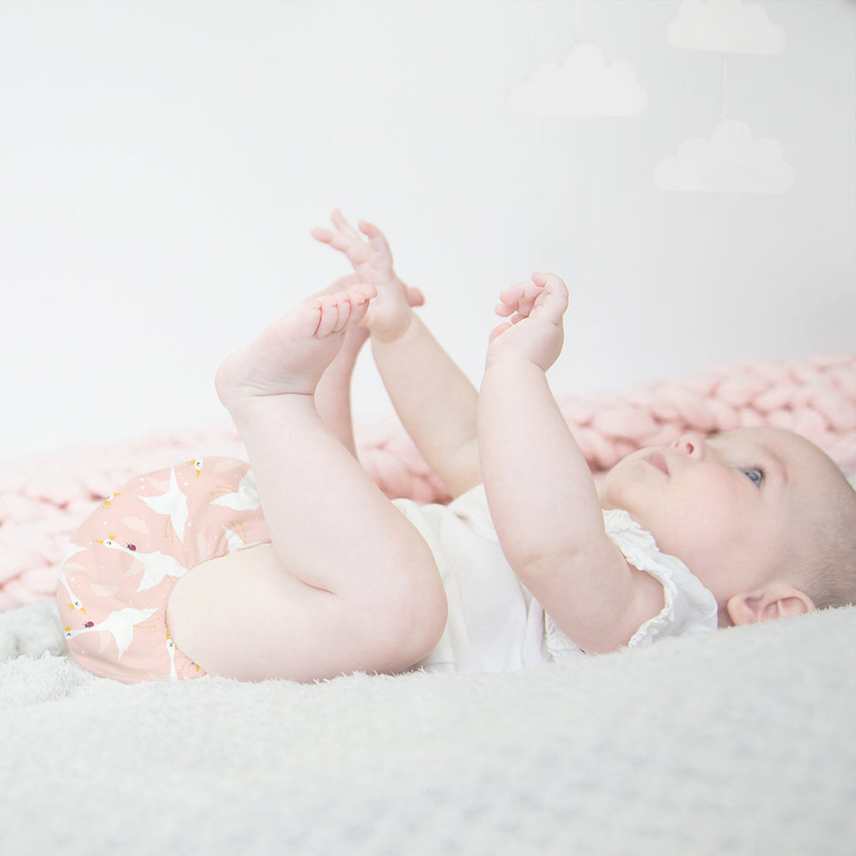 Baby liegt in Bambino Mio MioSolo Feather Flight